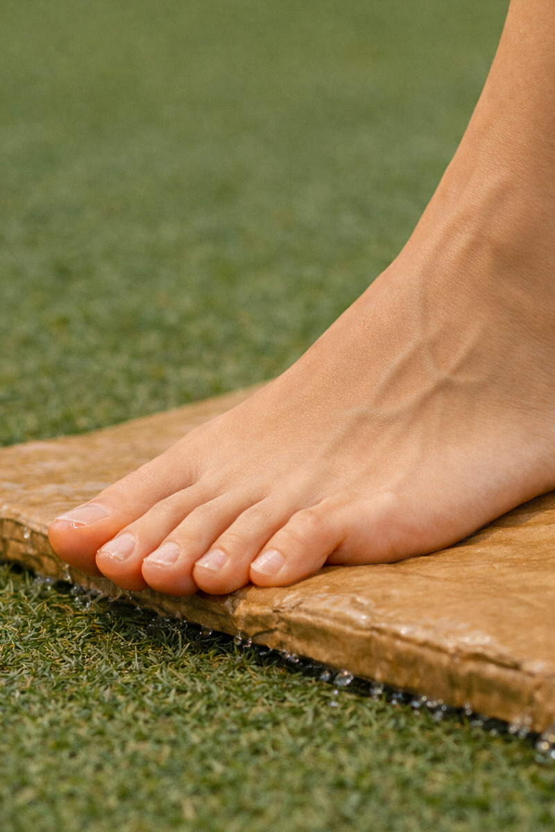 Lifting cardboard edge with toes